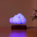 Beruhigendes Nachtlicht in Form eines Wolkenhimmels mit sanftem blauen Licht, ideal für Kinderzimmer und Schlafzimmer.