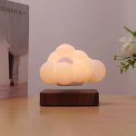 Kreative Wolkenlampe in warmem Licht auf Holzsockel, ideal für moderne Raumdekoration und stimmungsvolle Beleuchtung. Perfekt für Schlafzimmer, Wohnzimmer oder als Geschenk.
