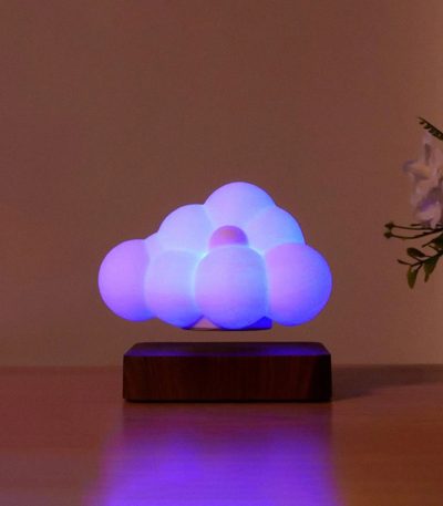 Beruhigendes Nachtlicht in Form eines Wolkenhimmels mit sanftem blauen Licht, ideal für Kinderzimmer und Schlafzimmer.