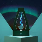 Moderne Vakuumlampe mit leuchtendem Wasserwirbel, der in einem Glasbehälter rotiert, vor einem Aurora-Hintergrund.