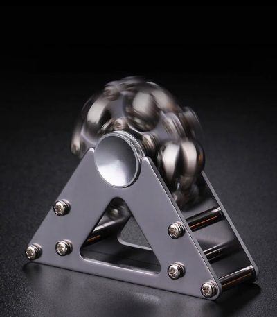 Ein metallischer Kugel-Generator mit beweglichen Kugeln, der auf einer stabilen Metallbasis steht, ideal für wissenschaftliche Demonstrationen und Dekorationen.