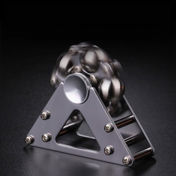 Ein metallischer Kugel-Generator mit beweglichen Kugeln, der auf einer stabilen Metallbasis steht, ideal für wissenschaftliche Demonstrationen und Dekorationen.