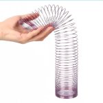 Ein spiralförmiges Metallobjekt, das in einem transparenten Zylinder gehalten wird, zeigt einen faszinierenden physikalischen Effekt.