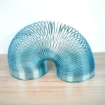 Metallspirale in Schneckenform, dekoratives wissenschaftliches Gadget.
