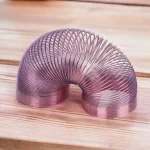 Dekoratives metallisches Röhrenobjekt in einer geschwungenen Form, ideal für wissenschaftliche oder moderne Raumdekorationen.