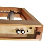 Wissenschaftliches Modell eines Himmelskörpers in einem Holzrahmen mit LED-Beleuchtung und Steuerungselementen.