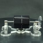 Miniatur-Sonnenkollektor auf transparentem Ständer, zeigt die Funktionsweise solarer Energieumwandlung.