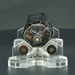 Detailliertes Modell eines Satelliten auf einem transparenten Display, ideal für wissenschaftliche Dekorationen und Bildungszwecke.