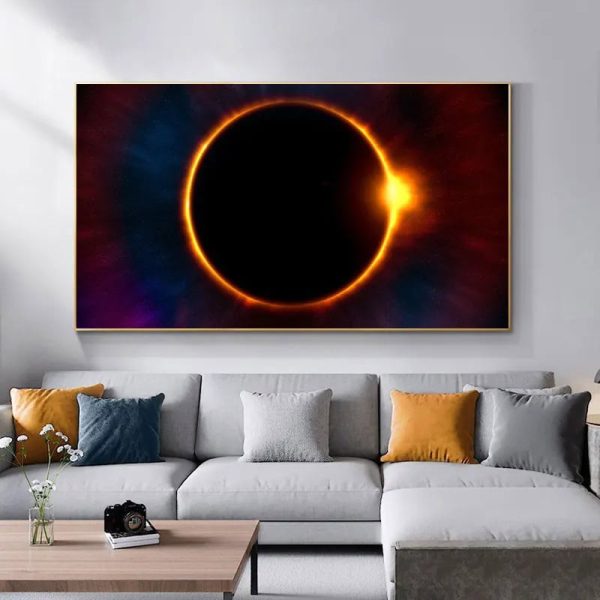 Modernes Wandbild einer Sonnenfinsternis mit leuchtendem Sonnenrand, das an einer weißen Wohnzimmerwand hängt.