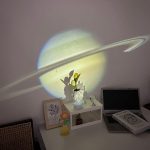 Kreative Saturn-Projektionslampe mit Mond- und Ring-Design, ideal für Dekoration und wissenschaftliche Themen, schafft eine faszinierende Atmosphäre im Raum.