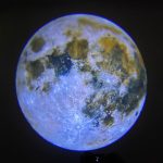Mondmodell mit realistischen Oberflächendetails und Farbnuancen, ideal für wissenschaftliche Dekorationen und Lernzwecke.