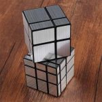 Metallisches Schiebepuzzle, dekoratives Wissenschafts-Gadget, perfekt für Wissenschafts- und Technikliebhaber, auf Holztisch präsentiert.
