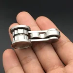 Präzises Metall-Kugelbahnmodell, das auf einem Finger liegt, zeigt feine Details und hochwertige Verarbeitung. Perfekt für wissenschaftliche Dekorationen oder als Lehrmaterial.