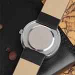 Analoge Armbanduhr mit zweifarbiger Lederarmband, Edelstahlgehäuse und minimalistischem Design.