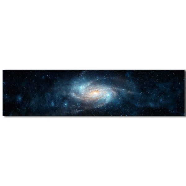 Eindruck eines weiten, sternenklaren Universums mit einer leuchtenden Galaxie im Zentrum, umgeben von unzähligen Sternen und kosmischer Staubwolke.