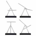 Modernes wissenschaftliches Metallobjekt mit Basis und mehreren Stangen, ideal für Dekoration oder wissenschaftliche Präsentationen.