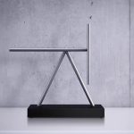 Hochwertiges wissenschaftliches Dekorationsstück mit modernem Design, bestehend aus Metall und Holz, ideal für Sammler und Wissenschaftsbegeisterte.