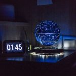 Sternenhimmel-Projektor mit LED-Licht, der einen leuchtenden Himmel an die Decke projiziert, ideal für Schlafzimmer oder Lernräume.