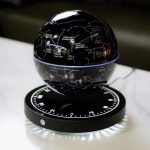 Himmlischer Projektor zeigt Sternbilder, Planeten und Konstellationen auf einer Kugel, ideal für Wissenschafts- und Dekorationszwecke.