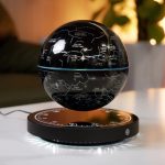 Innovativer Sternenhimmel-Projektor mit leuchtenden Sternbildern auf einer schwarzen Kugel, die auf einer runden Basis mit Zeitanzeige steht, ideal für Wissenschafts- und Dekorationsliebhaber.