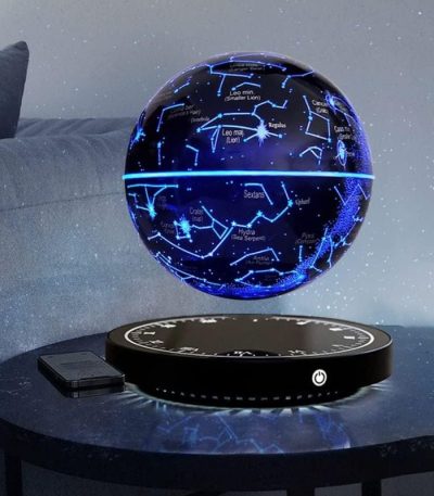Moderner Sternenprojektor zeigt leuchtende Sternbilder und Konstellationen auf einer glatten Oberfläche, ideal für Schlafzimmer oder Lernräume.