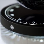 Modernes wissenschaftliches Uhr-Design mit klaren Linien und wissenschaftlichen Symbolen, ideal als Dekoration oder Gadget für Wissenschaftsbegeisterte.