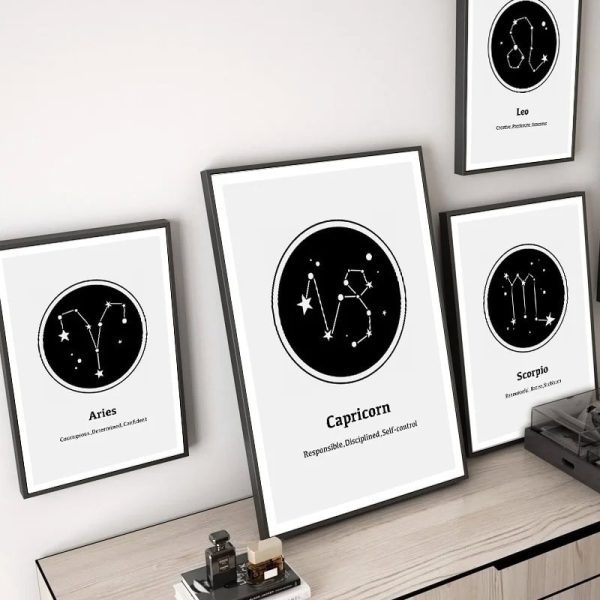 Wanddekoration mit stilisierten Sternbildern der Tierkreiszeichen Aries, Capricorn, Leo und Scorpio in schwarzem Design auf weißem Hintergrund.