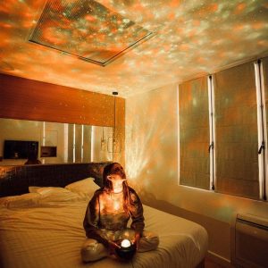 Sternenprojektor, der den Himmel an die Zimmerdecke projiziert, schafft eine entspannte Atmosphäre im Schlafzimmer. Perfekt für nächtliche Entspannung und romantische Abende.