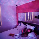 Romantischer Sternenhimmel-Projektor an der Schlafzimmerdecke, der einen funkelnden Nachthimmel mit Sternen und Galaxien projiziert, ideal für eine entspannte Atmosphäre.