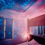 Sternenhimmel-Projektor, der den Himmel an die Zimmerdecke projiziert, schafft eine entspannte Atmosphäre im Schlafzimmer. Perfekt für Nächte voller Sternenlicht und Ruhe.