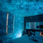 Sternenhimmel-Projektor an der Decke, der den Raum mit funkelnden Sternen beleuchtet, schafft eine entspannte Atmosphäre. Perfekt für Schlafzimmerdekoration und romantische Abende.
