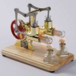 Detaillierter Blick auf eine wissenschaftliche Vorrichtung mit Glasröhren, mechanischen Teilen und Holzbasis, ideal für Bildungs- und Dekorationszwecke.