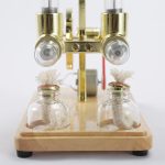 Vintage-Mikroskop mit zwei kleinen Flaschen und Faden, ideal für wissenschaftliche Experimente und Dekoration.