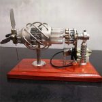 Altes wissenschaftliches Experimentiergerät mit Metall- und Glasbestandteilen, auf Holzbasis montiert, für Dekorations- oder Lehrzwecke geeignet.