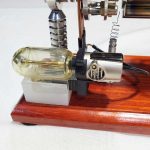 Wissenschaftliches Experiment mit Glas- und Metallkomponenten auf Holzbasis, ideal für Dekoration und Bildung.