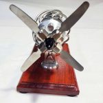 Wissenschaftliches Modell eines Propellers mit Metallteilen auf Holzsockel, ideal für Bildungs- und Dekorationszwecke.