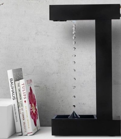 Moderne Wasserfall-Himmelslaterne aus schwarzem Material, die Wasser in einer eleganten Kaskade nach unten fließen lässt, ideal als dekoratives wissenschaftliches Element.
