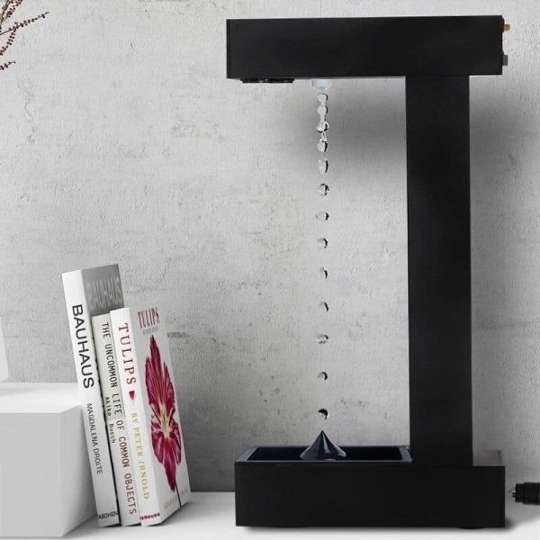 Moderne Wasserfall-Himmelslaterne aus schwarzem Material, die Wasser in einer eleganten Kaskade nach unten fließen lässt, ideal als dekoratives wissenschaftliches Element.