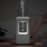 Moderner Wasserzerstäuber mit LED-Beleuchtung, der Wassernebel abgibt, ideal für Raumdekoration und Luftbefeuchtung.