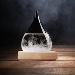 Elegante Glasvase mit Wasser und Eiswürfeln auf Holzuntergrund, ideal für wissenschaftliche Dekorationen und moderne Raumgestaltung.