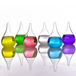 Sechs bunte chemische Reagenzgläser mit unterschiedlichen Flüssigkeiten, reflektiert auf einer glatten Oberfläche, symbolisieren Wissenschaft und Forschung.