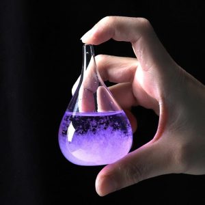 Reagenzglas mit leuchtender lila Flüssigkeit, gehalten in einer Hand, auf dunklem Hintergrund. Perfekt für wissenschaftliche Dekorationen und Gadgets.