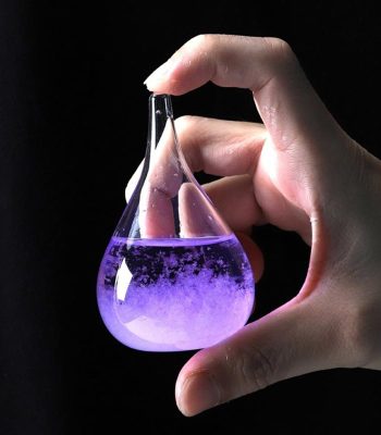 Reagenzglas mit leuchtender lila Flüssigkeit, gehalten in einer Hand, auf dunklem Hintergrund. Perfekt für wissenschaftliche Dekorationen und Gadgets.