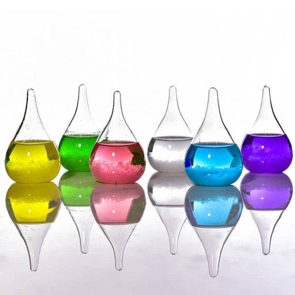 Sechs bunte chemische Reagenzgläser mit unterschiedlichen Flüssigkeiten, reflektiert auf einer glatten Oberfläche, symbolisieren Wissenschaft und Forschung.