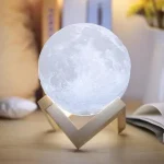 Realistische 3D-Druck-Mondlampe auf Holzständer, ideal als dekoratives Licht für Schlafzimmer oder Wohnzimmer.