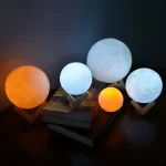 Dekoratives Leuchtset mit Mond-Designs, bestehend aus fünf leuchtenden Kugeln in verschiedenen Größen, ideal für stimmungsvolle Beleuchtung und Raumdekoration.
