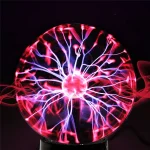 Leuchtende Plasmakugel mit blauen und roten Blitzen, ideal für wissenschaftliche Dekorationen und Gadgets.