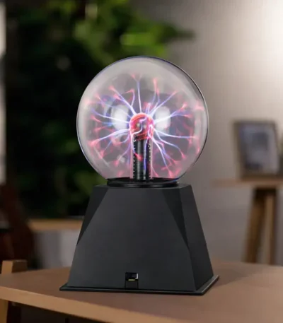 Wissenschaftlicher Tesla-Coil-Generator mit leuchtender Glaskugel, ideal für Dekoration und wissenschaftliche Experimente.