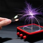 Wissenschaftliches Experiment mit Tesla-Spule, die elektrische Entladungen und Blitzeffekte auf einem schwarzen Hintergrund zeigt.