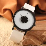Modernes, minimalistisches Uhrendesign mit schwarzem Zifferblatt und weißem Armband, ideal als wissenschaftliche Dekoration oder Geschenk.